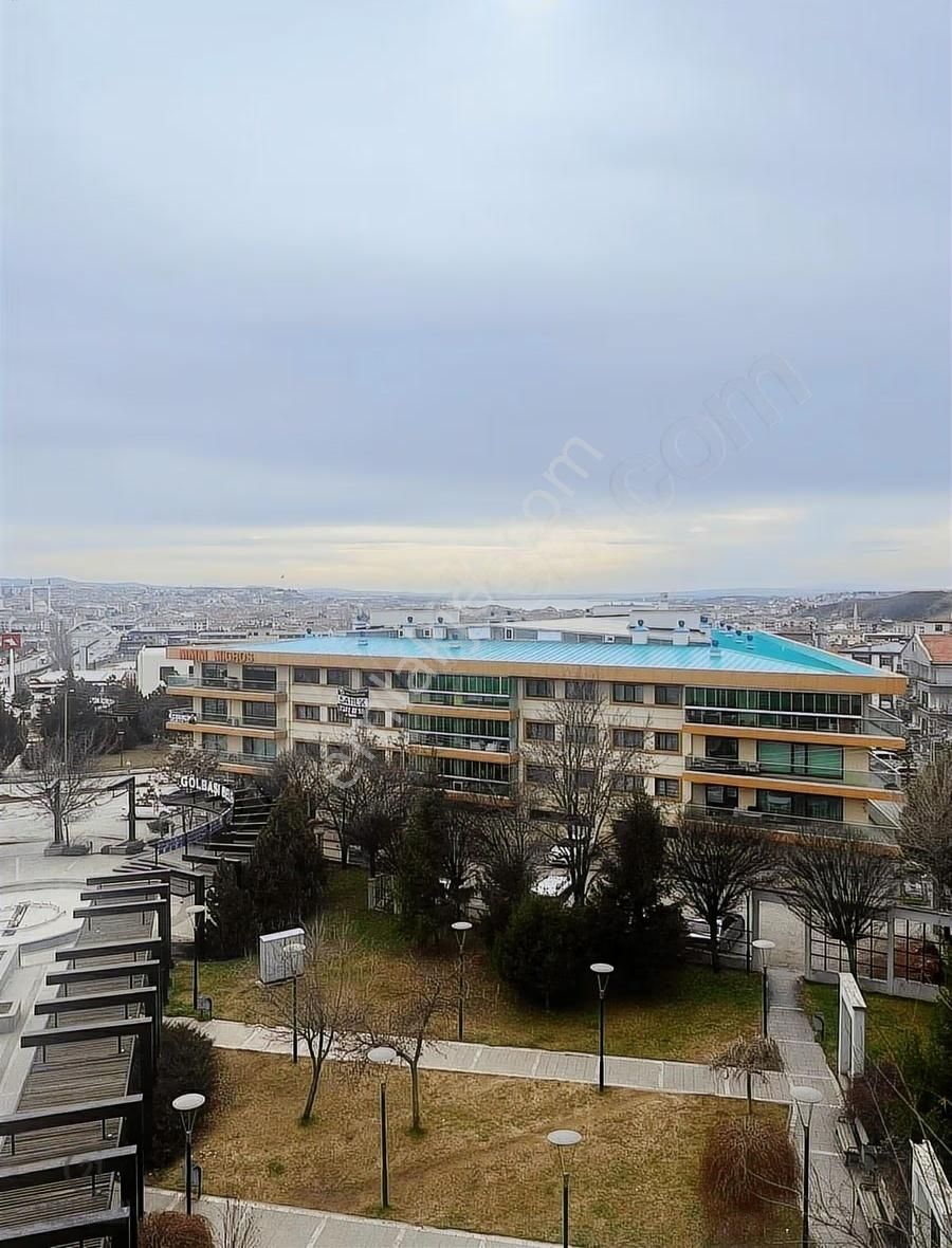 Karşıyaka'da Göl Manzaralı 3+1 Satılık Daire