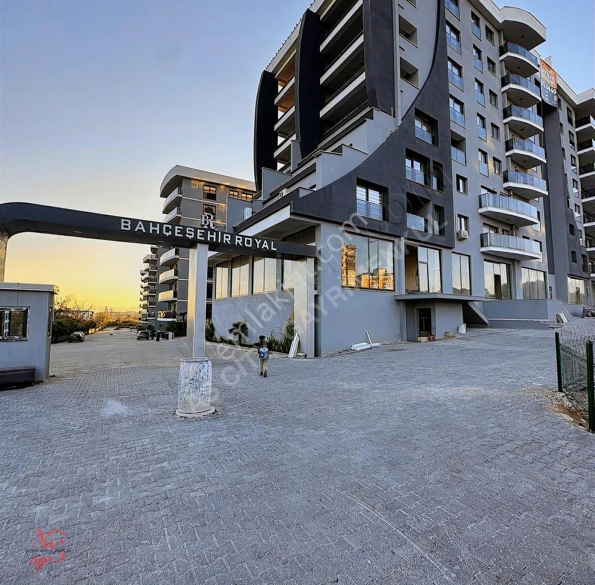 Bahçeşehir Royal Sitesinde Geniş 2+1 Yatırımlık Daire - Görsel 2