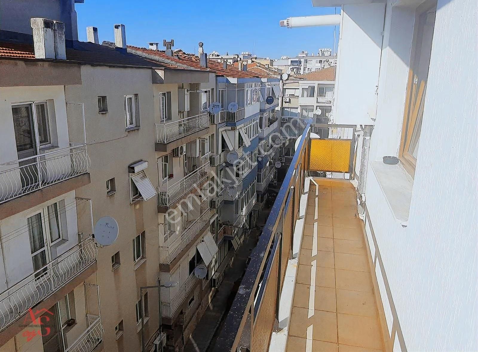 Güzelyalı Da Köşe Konum Karanlık Odası Olmayan Bakımlı 3+1 - Görsel 29