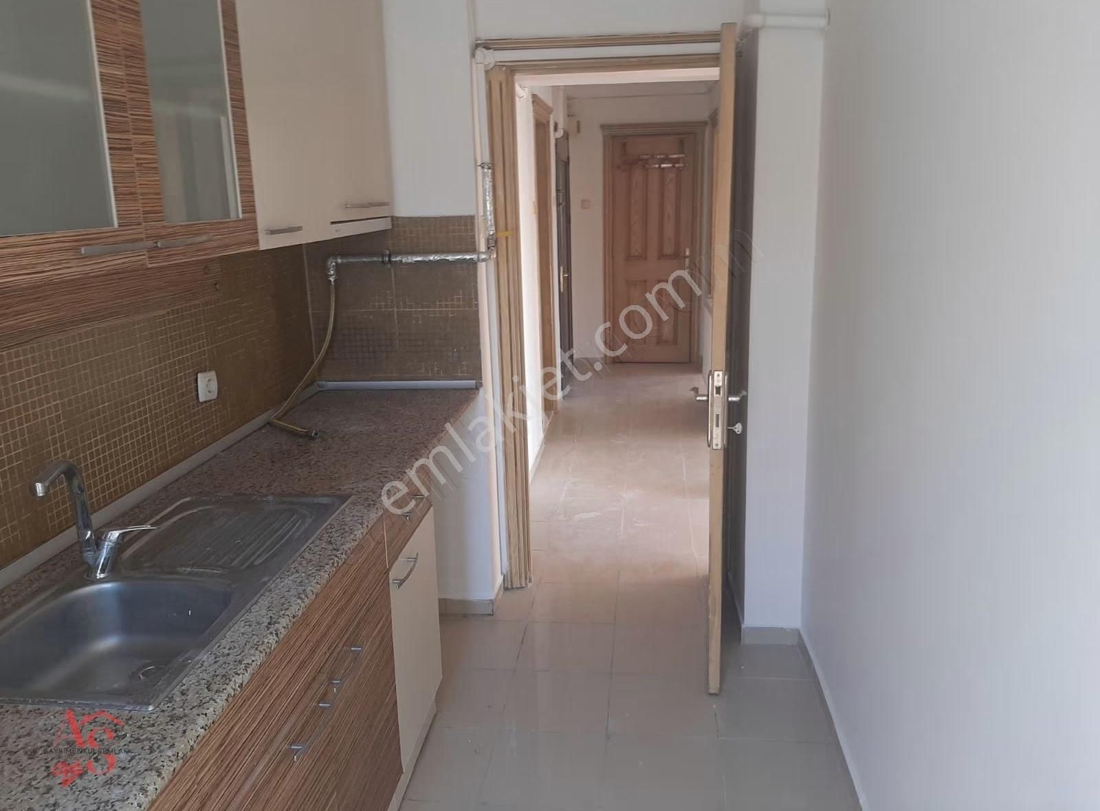 Güzelyalı Da Köşe Konum Karanlık Odası Olmayan Bakımlı 3+1 - Görsel 3