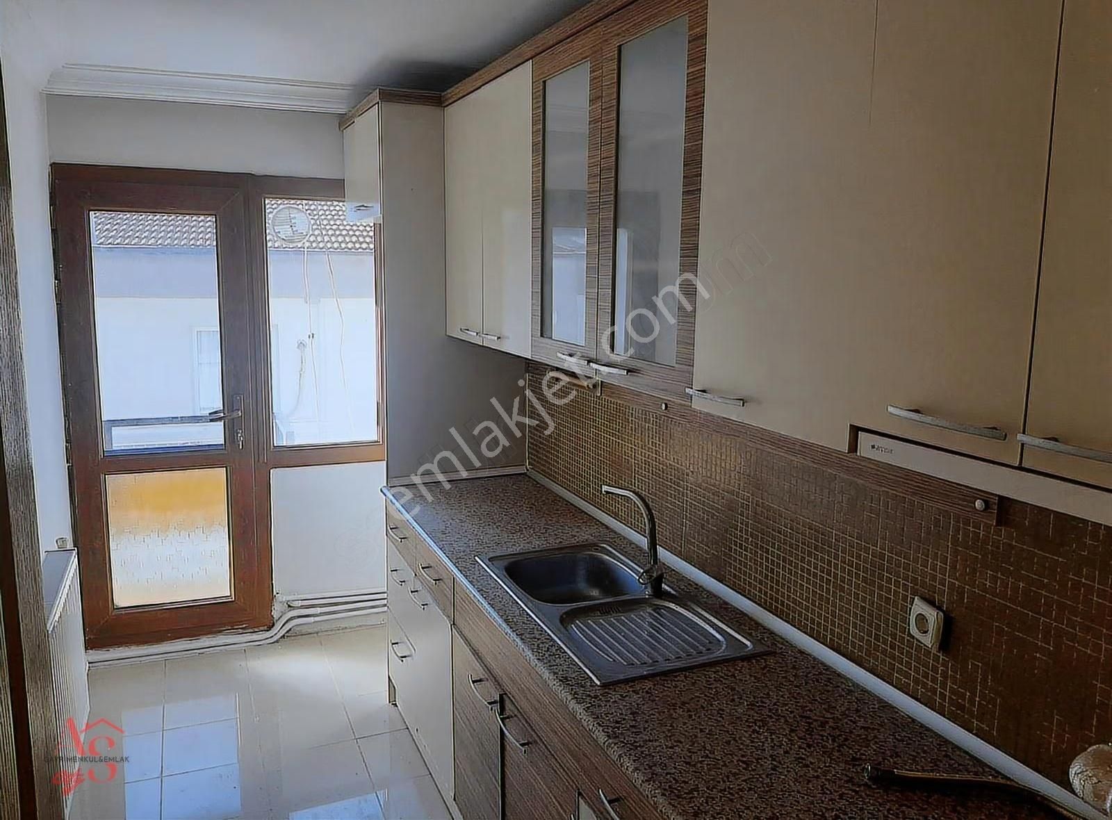 Güzelyalı Da Köşe Konum Karanlık Odası Olmayan Bakımlı 3+1 - Görsel 17