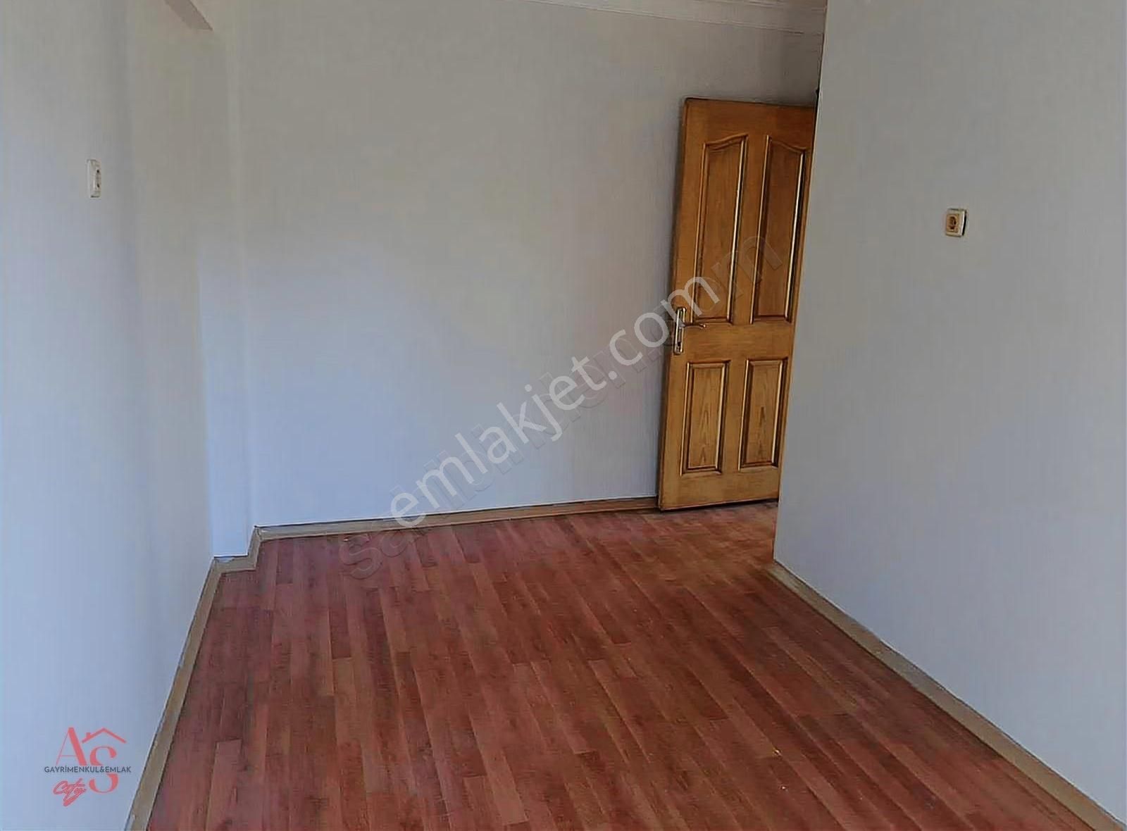 Güzelyalı Da Köşe Konum Karanlık Odası Olmayan Bakımlı 3+1 - Görsel 4