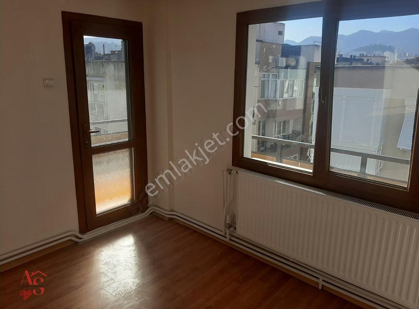 Güzelyalı Da Köşe Konum Karanlık Odası Olmayan Bakımlı 3+1 - Görsel 5