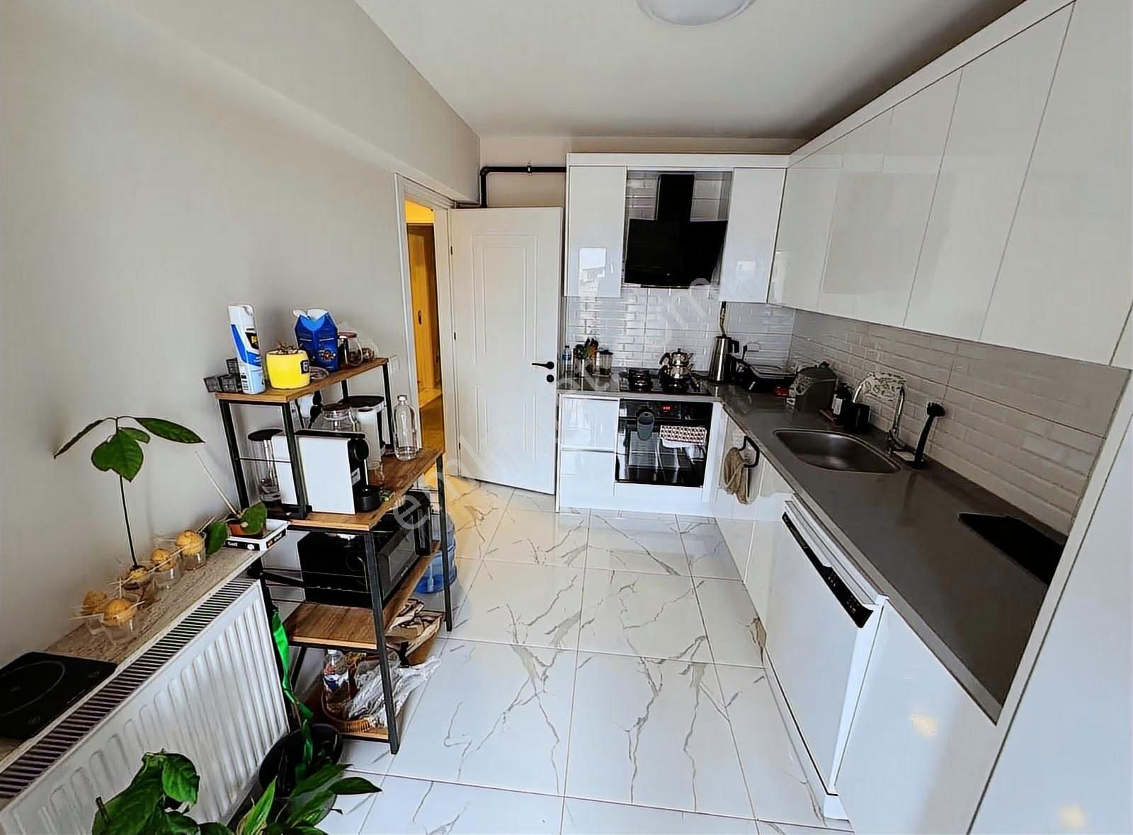 Bostanlı Merkezde Sahile Çok Yakın Yeni Binada