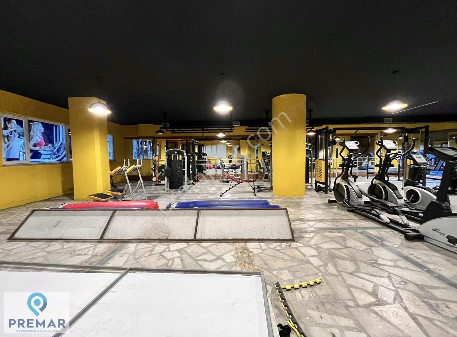 Yenibosna Yıldırım Beyazıt Caddesinde Kiralık 300 M2 İşyeri