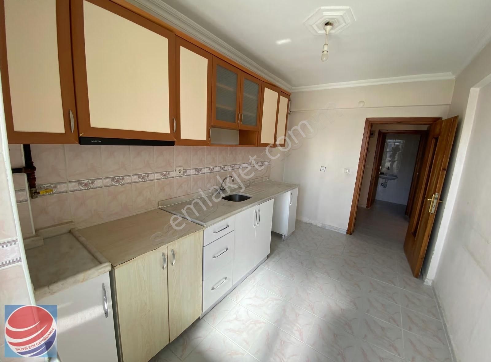 Silivri Yeni Mahalle'de Ara Kat Güney Cephe 3+1 Kiralık Daire