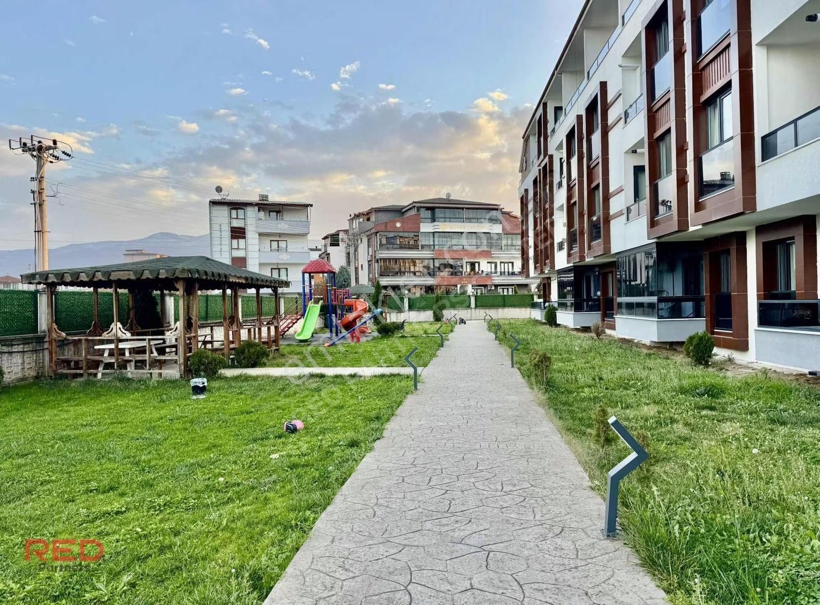 Kartepe'de Havuzlu Site İçerisinde 3+1 Eğimsiz Dubleks - Görsel 15