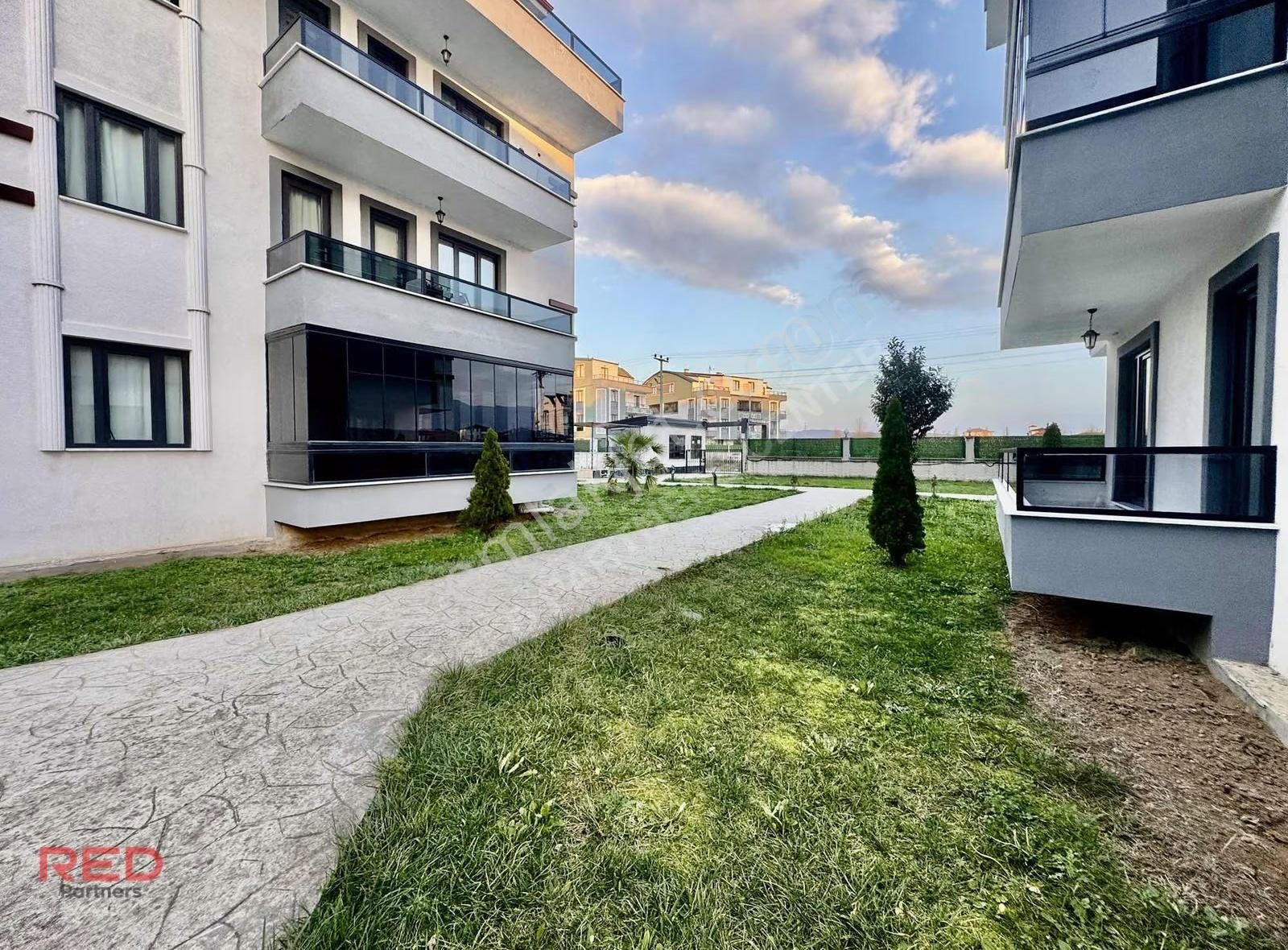 Kartepe'de Havuzlu Site İçerisinde 3+1 Eğimsiz Dubleks - Görsel 2