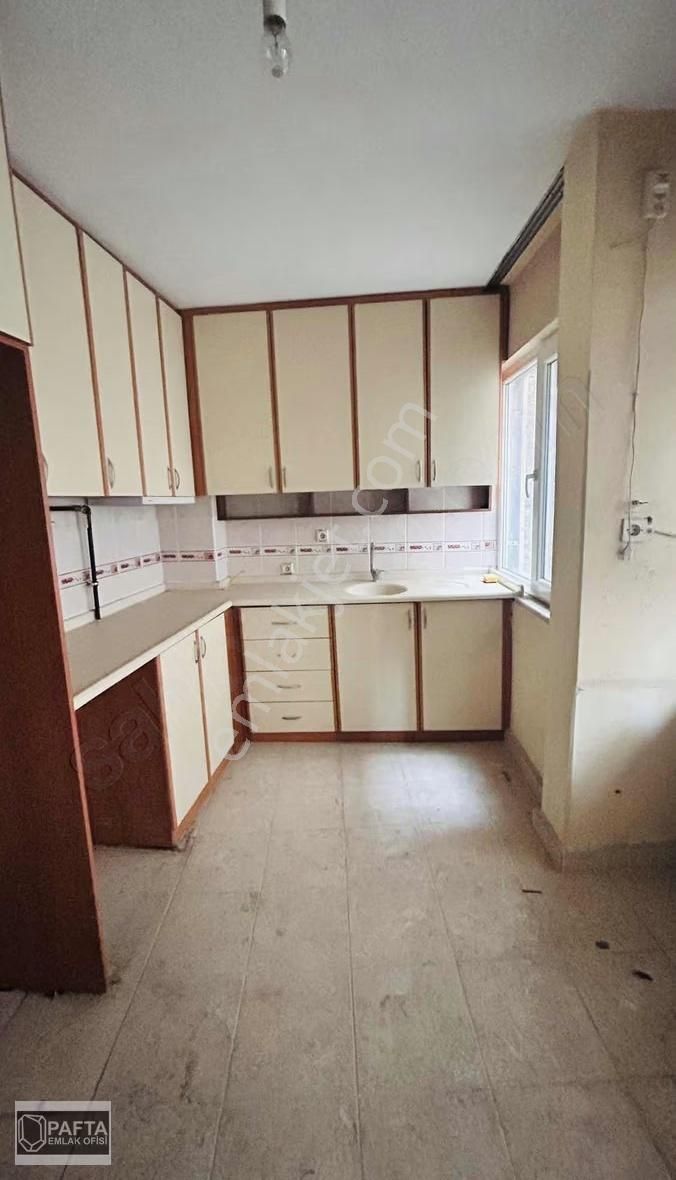 Topraklık Mahallesinde Salı Pazarının İçinde Satılık Daire