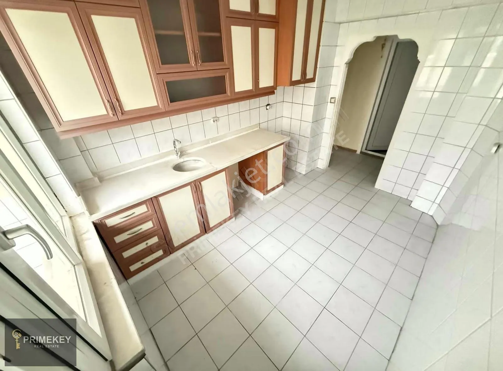 Kuzeyyaka Mah 2+1 2.kat Askeriye Karşısı.