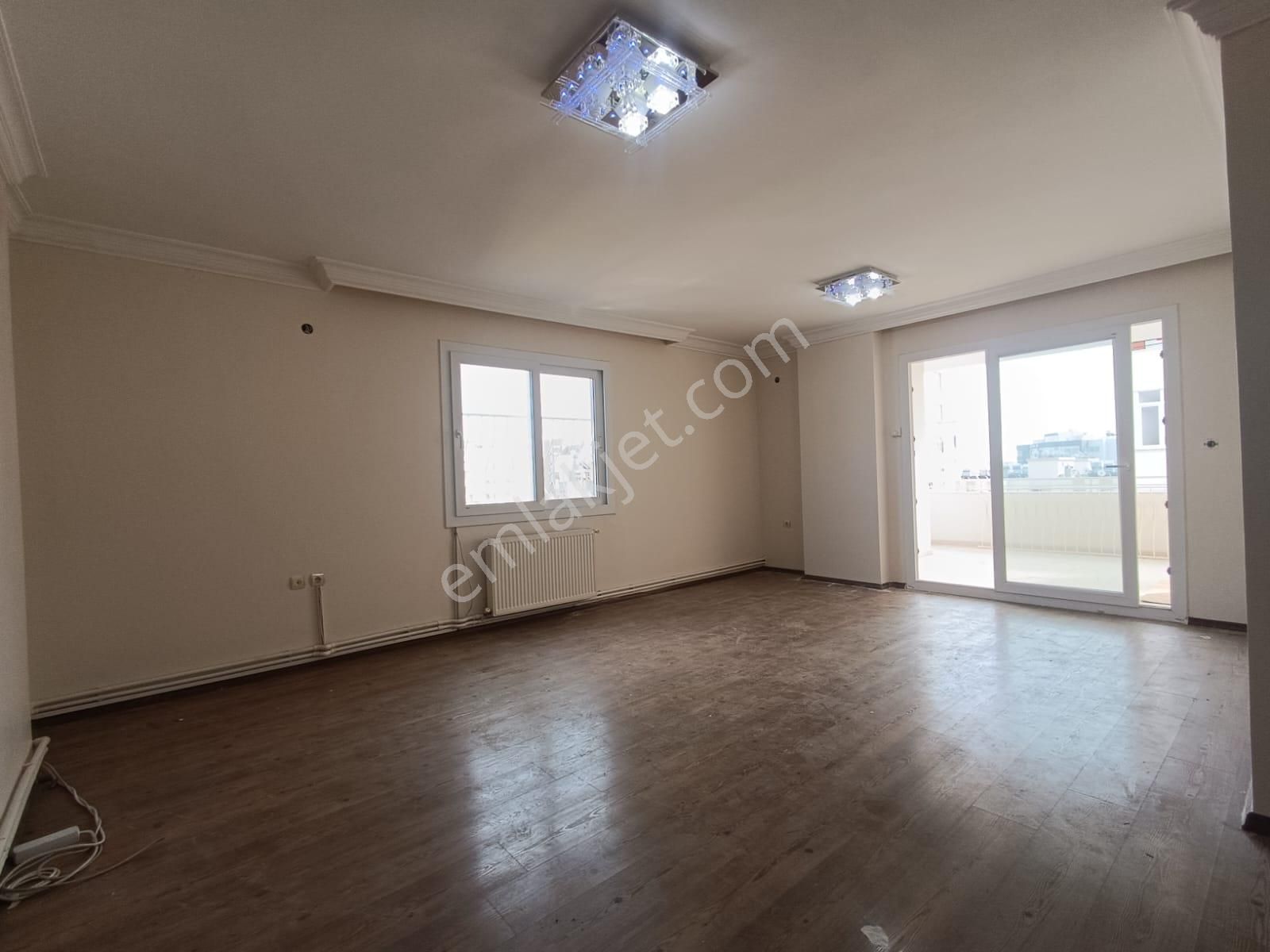 Toros Mahallesi T. Özala Yürüme Mesafesinde 3+1 Kapalı Mutfak+doğalgazlı+cam Balkonlu+satılık Daire