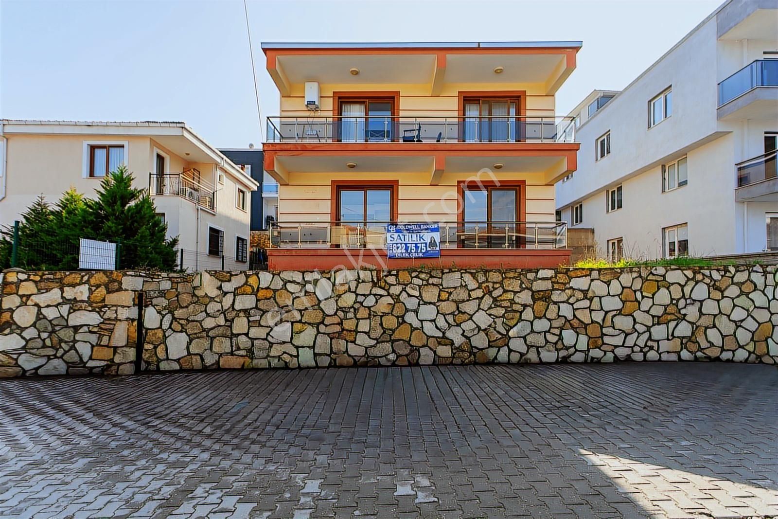 Foça Kazım Dirik Mah. Satılık Bahçe Katı 2+1 Daire