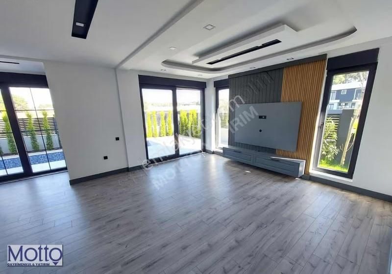 Düzlerçamında Muhteşem Konumda Lüks Villa - Görsel 11