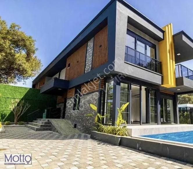 Düzlerçamında Muhteşem Konumda Lüks Villa