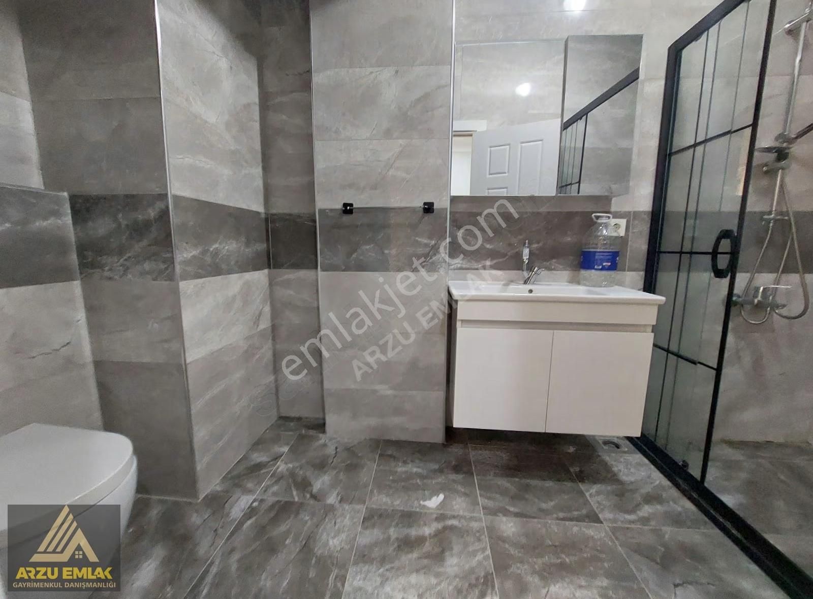 Arzu Emlaktan 1 Yaşında Gazi Mah Fırsat Daire Asansörlü 2. Kat - Görsel 3