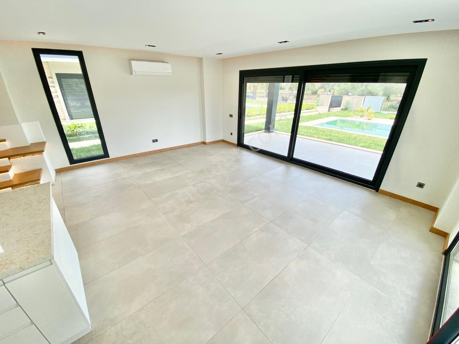 Yükselden Gürede Özel Tasarım Mimarıya Sahip Havuzlu 4+1 Villa - Görsel 13