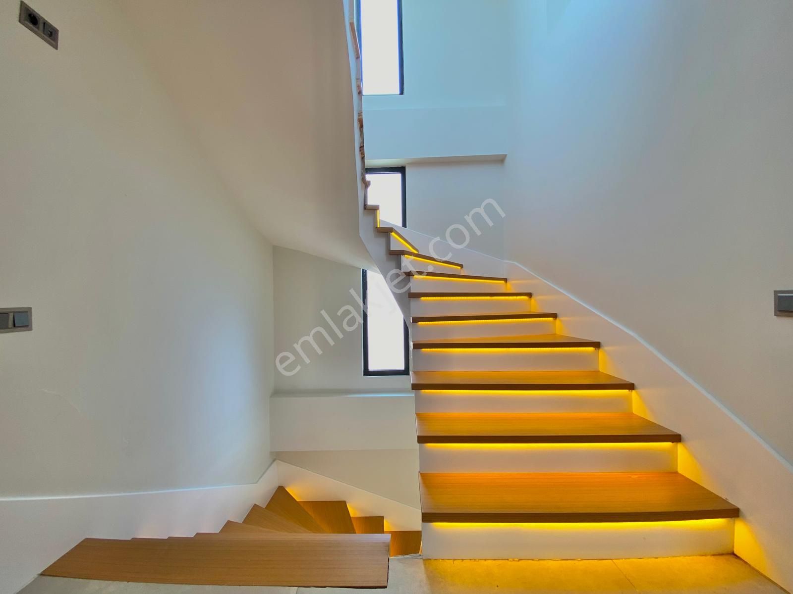 Yükselden Gürede Özel Tasarım Mimarıya Sahip Havuzlu 4+1 Villa - Görsel 18