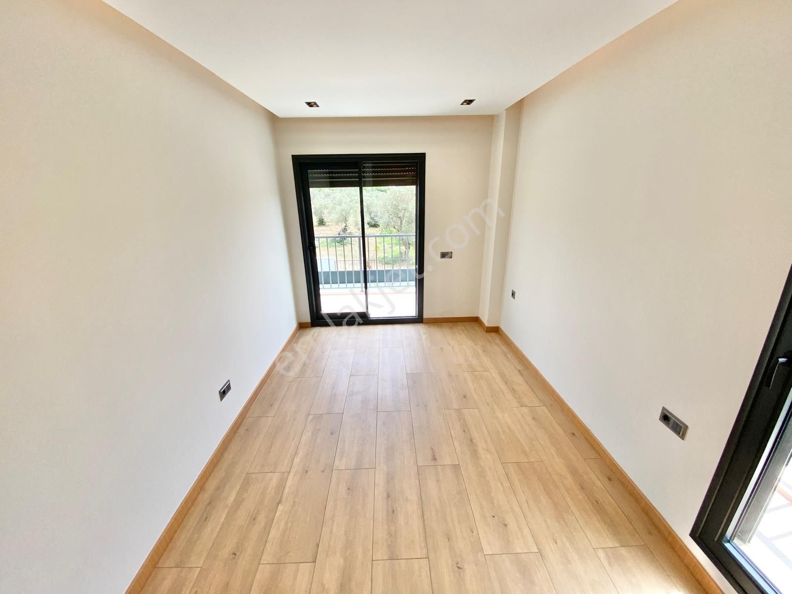 Yükselden Gürede Özel Tasarım Mimarıya Sahip Havuzlu 4+1 Villa - Görsel 27