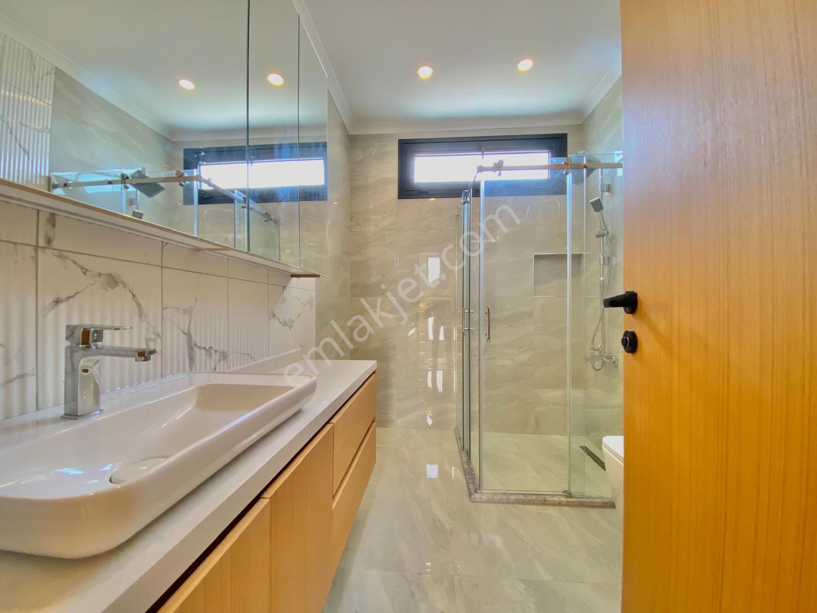 Yükselden Gürede Özel Tasarım Mimarıya Sahip Havuzlu 4+1 Villa - Görsel 24
