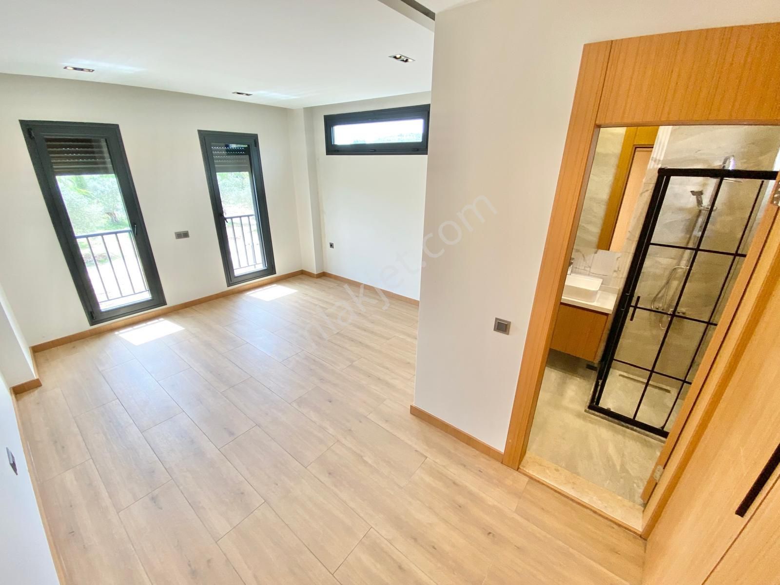 Yükselden Gürede Özel Tasarım Mimarıya Sahip Havuzlu 4+1 Villa - Görsel 19