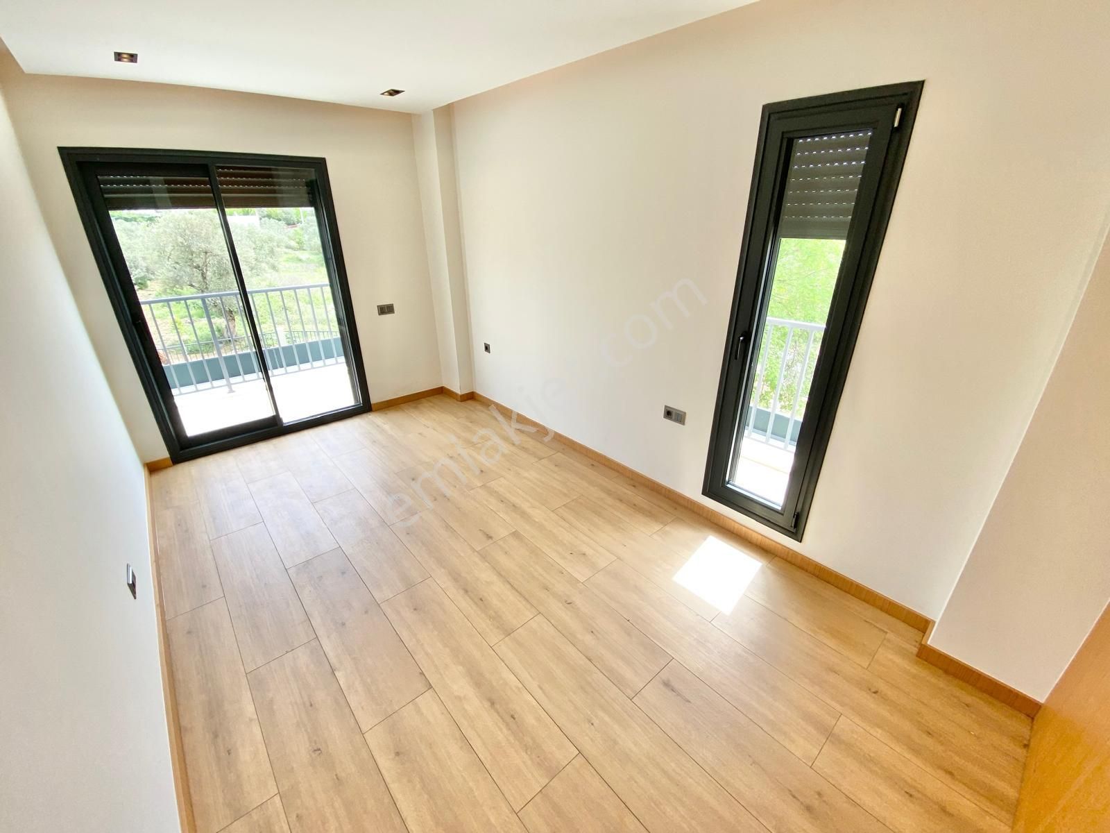 Yükselden Gürede Özel Tasarım Mimarıya Sahip Havuzlu 4+1 Villa - Görsel 26