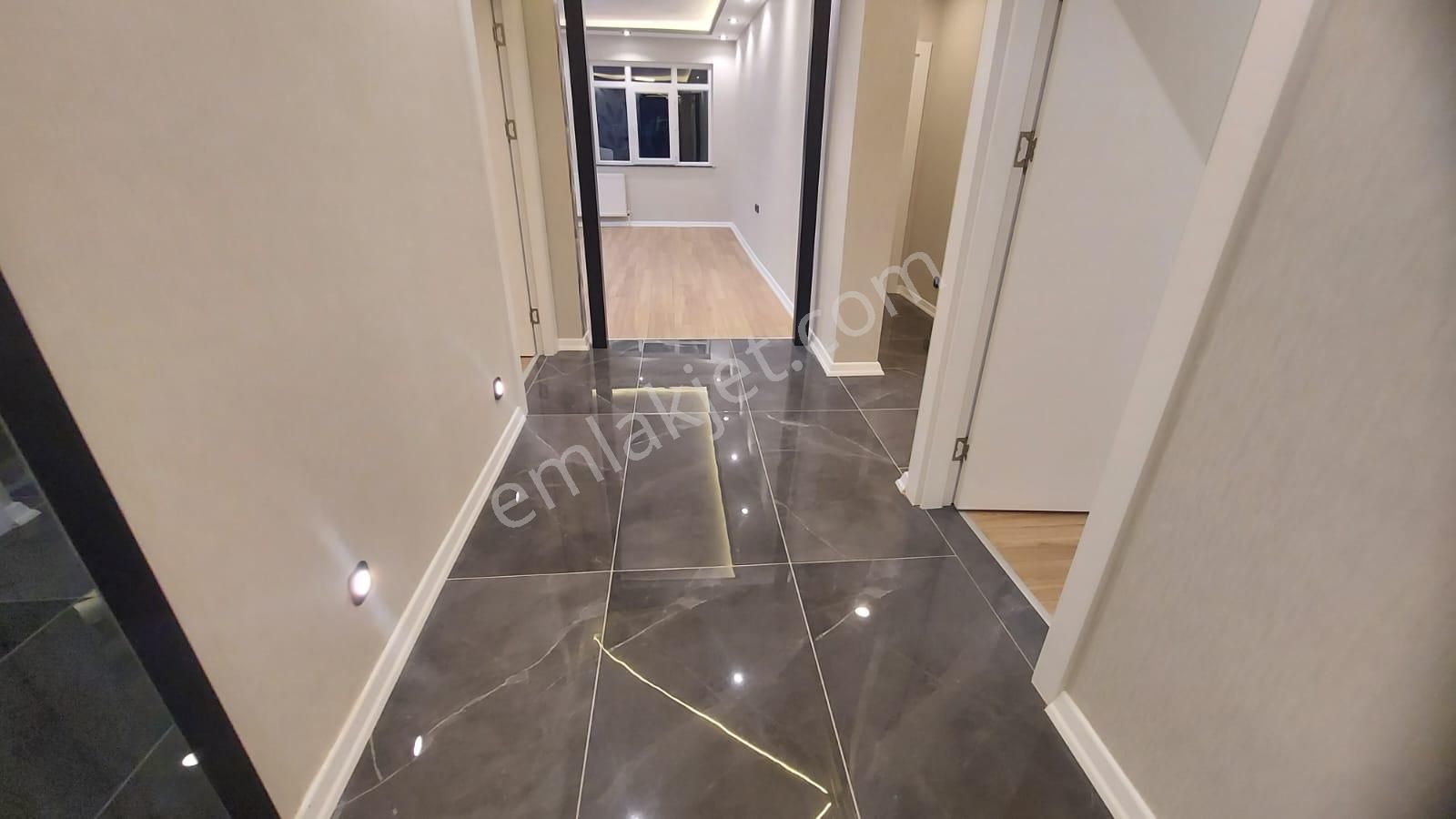 Atanora Vadiden Merkezi Lokasyonda Lüks Yapılı 2 Banyolu Ön Cephe Boş 3+1 - Görsel 2