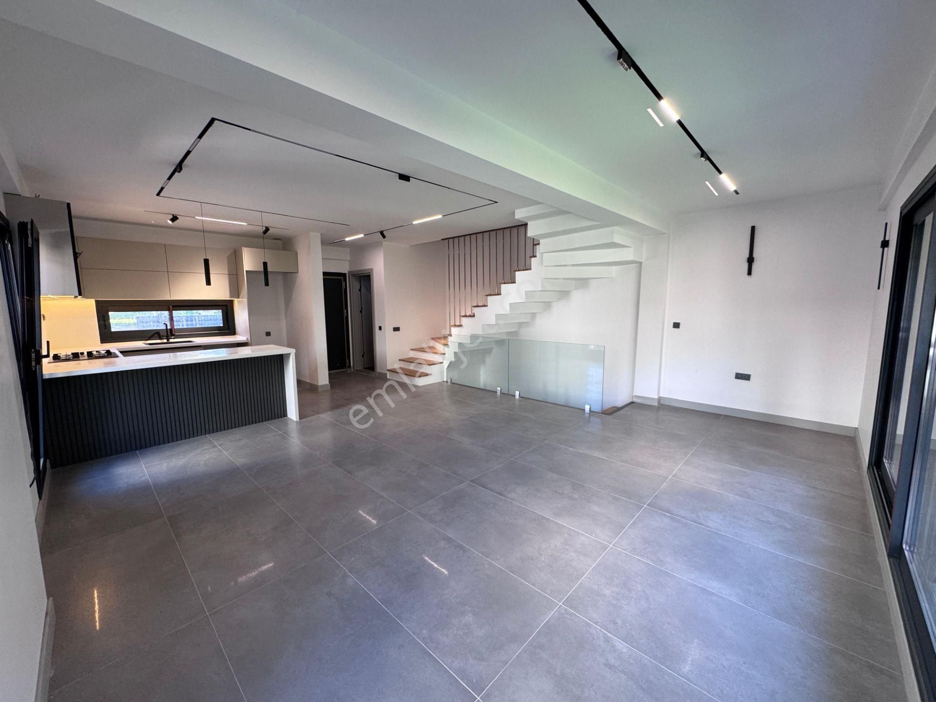 Bornova Çamiçi Mah Satılık 175 M2 Tripleks Lüks Villa