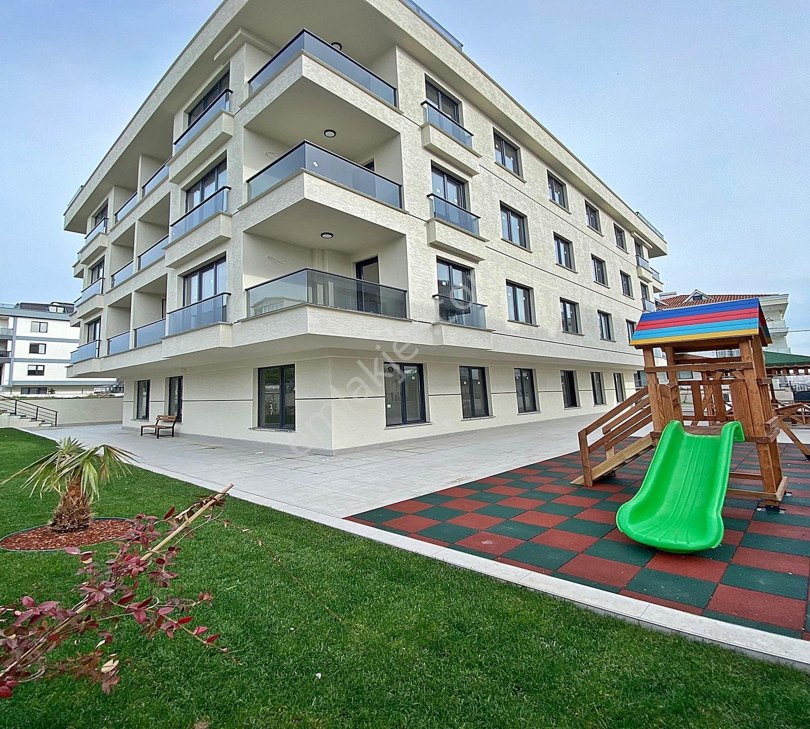 Beylikdüzü Kolejler Bölgesi'nde Sıfır 2+1 Arakat Satılık Daire