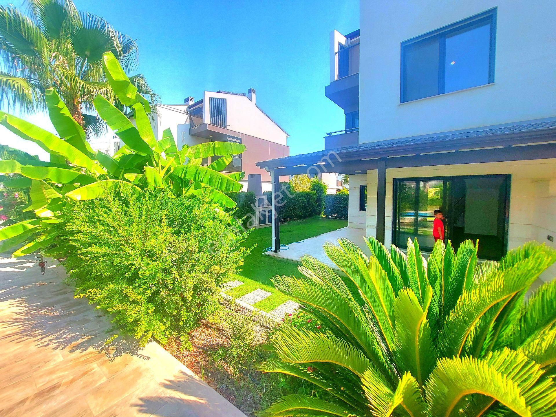 Kuşadasında Plaja Ve Alış Veriş Mağ.yakın Havuzlu Sitede Otoparklı 4+1 Bahçeli Villa - Görsel 11