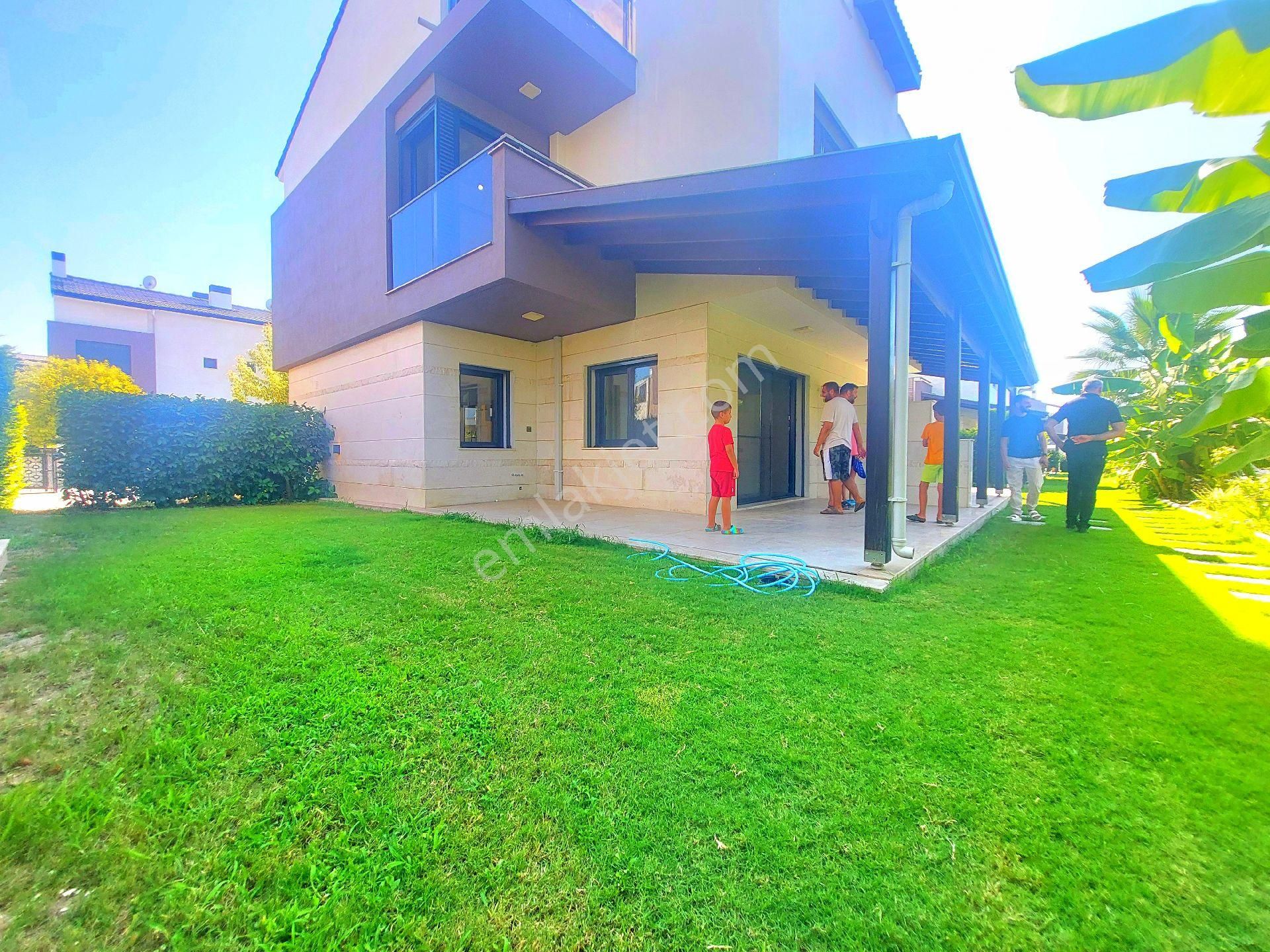 Kuşadasında Plaja Ve Alış Veriş Mağ.yakın Havuzlu Sitede Otoparklı 4+1 Bahçeli Villa - Görsel 32