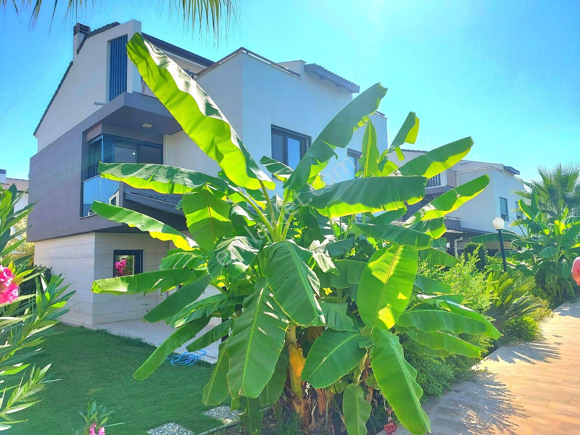 Kuşadasında Plaja Ve Alış Veriş Mağ.yakın Havuzlu Sitede Otoparklı 4+1 Bahçeli Villa - Görsel 13