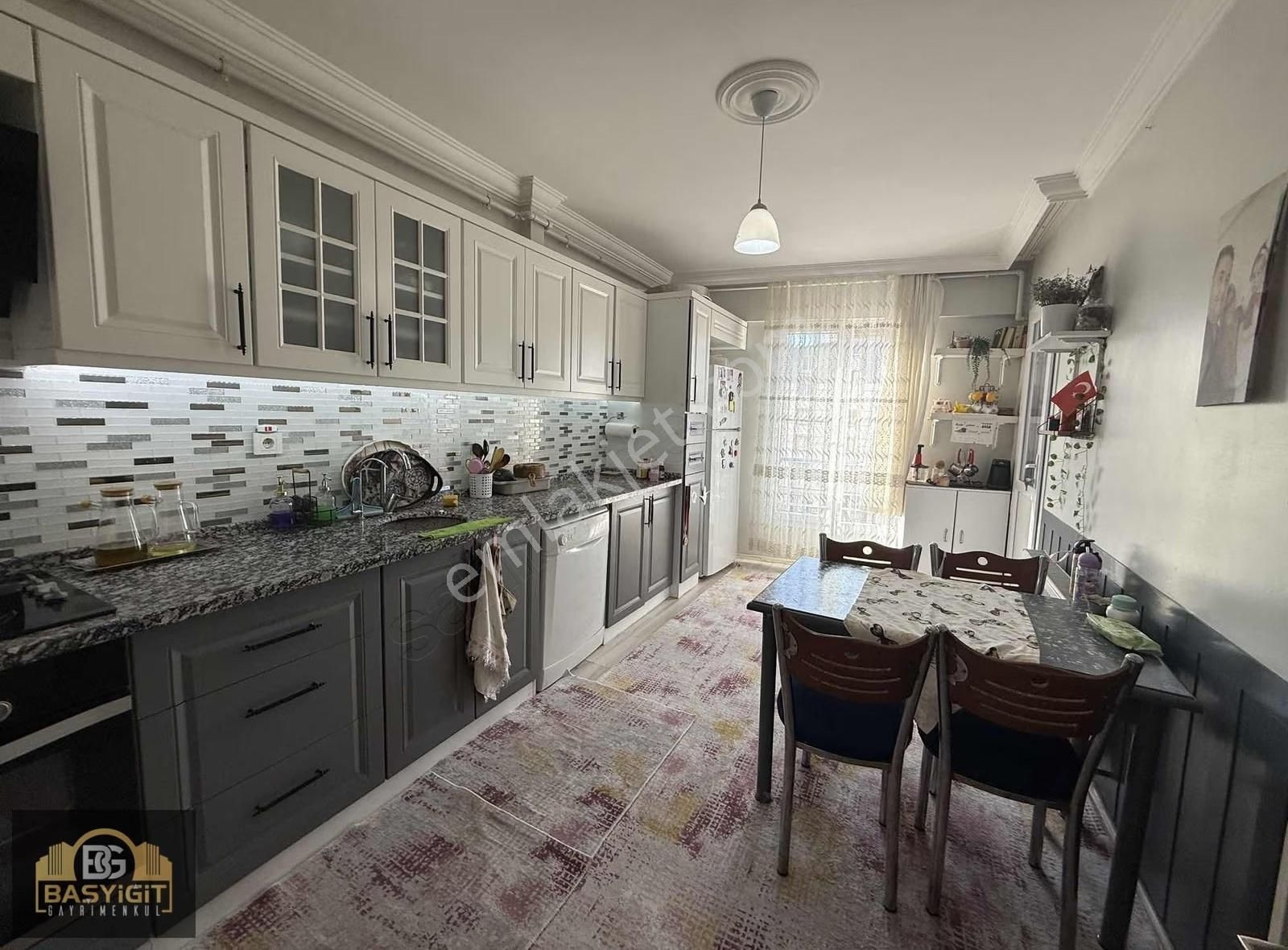 Cumhuriyet Mah.ring Yolu Üzeri Arakat 3+1,140m2 Satılık Daire