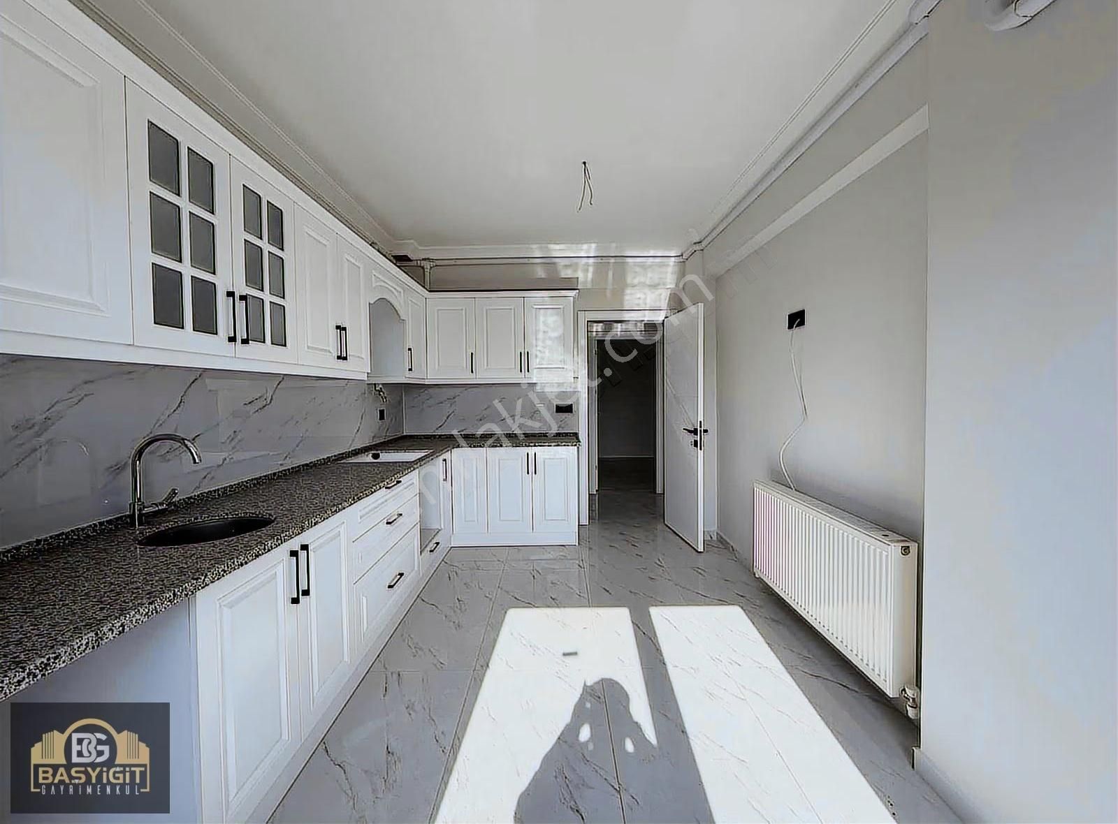 Cumhuriyet Mah.ringyolu Yakını 3+1,125m2 Özel Otopark Köşe Daire