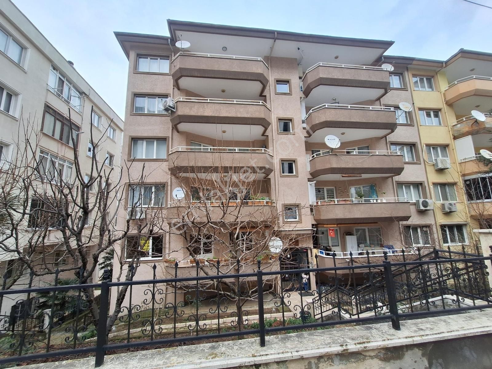 Esen'den Konak'ta Caddeye Cephe Büyük Kiralık Daire