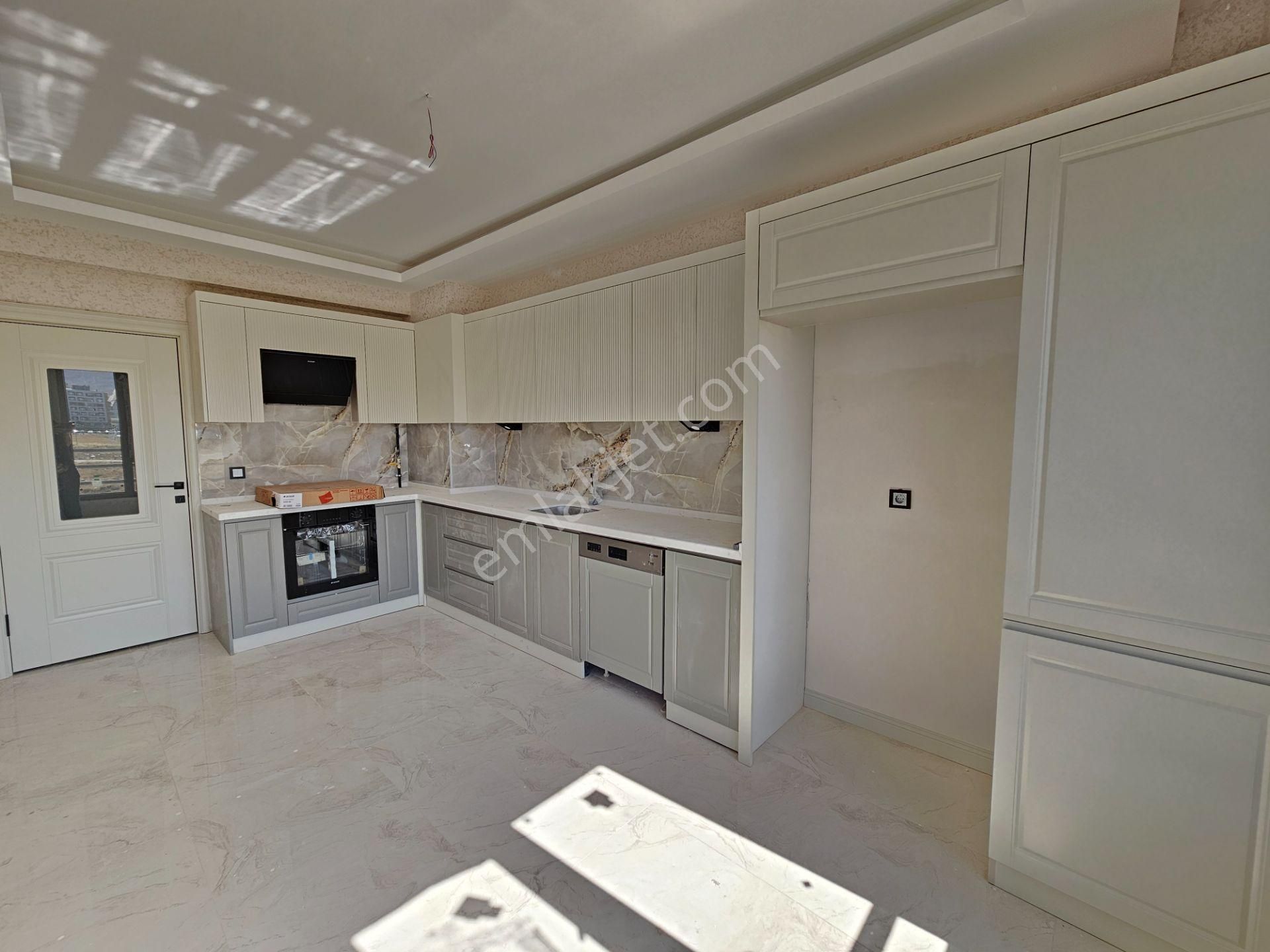 İşyapar Gayrimenkul’den Şafak Caddesine Yakın Tramvaya Yürüme Mesafesinde 3+1 Lüks Daireler