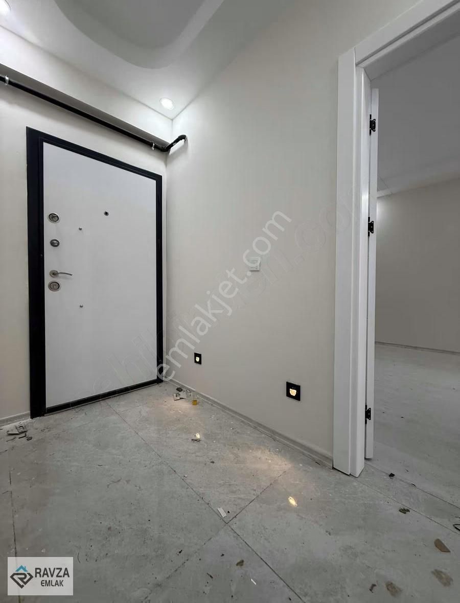 Ravza Emlak'tan 1+1 Geniş Kullanımlı Açık Otoparklı Daire - Görsel 13