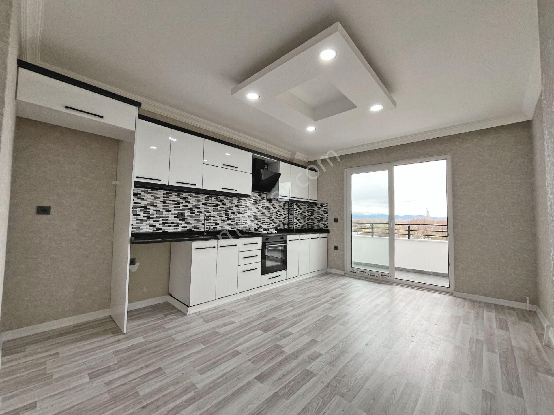 🟣 Güç Gayrimenkul'den Akçay'da Ön Cephe Ara Kat Asansörlü Genç Binada 1+1 Daire