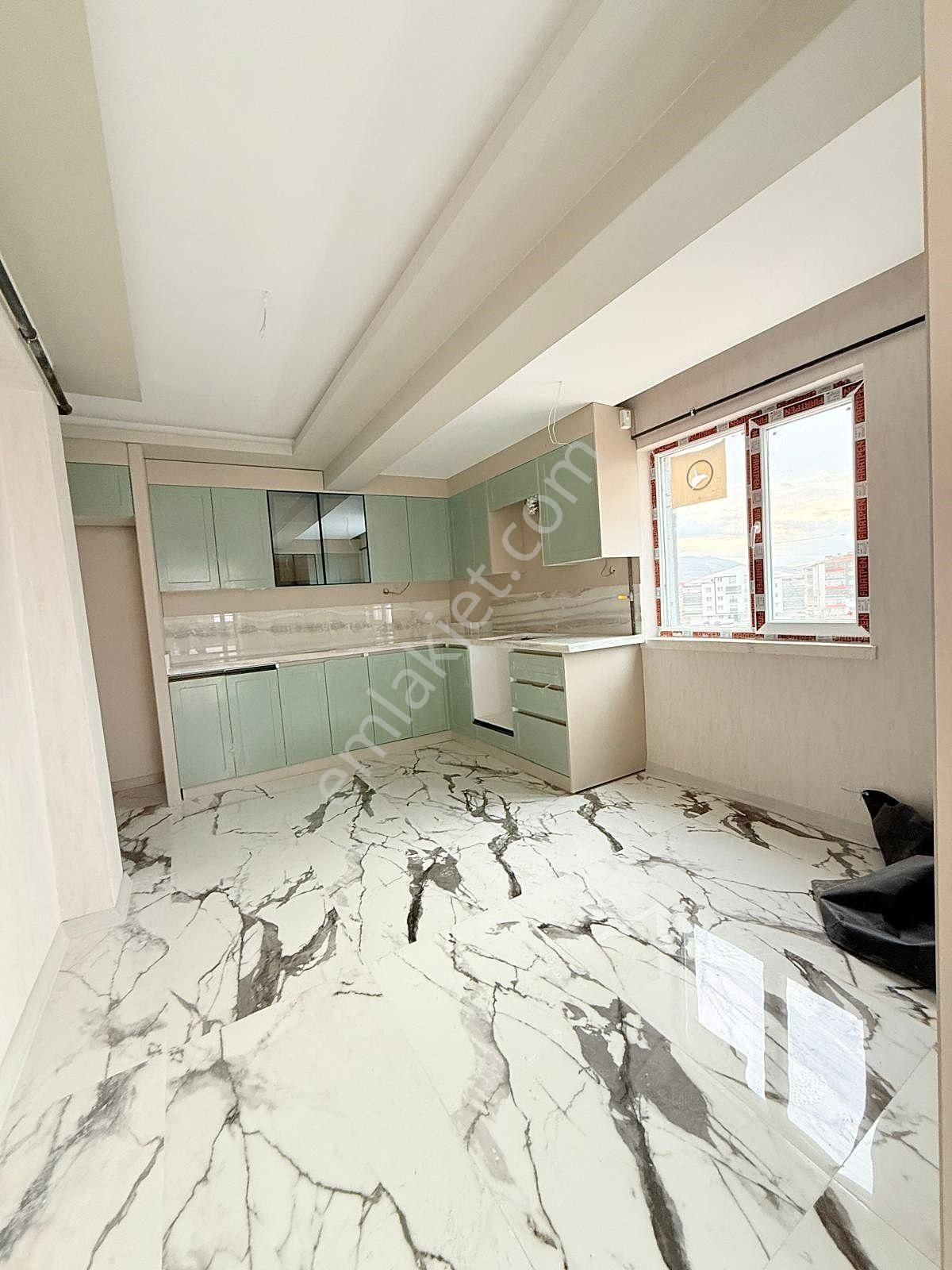 Yıldız'dan Köşe Başı Ara Kat Çok Geniş Park Cepheli 3+1 Fırsatı!