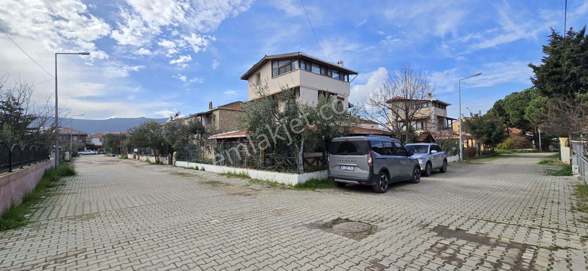 Yenifoça Gencellide Sahile 150m.satılık Tam Müstakil Trıbleks