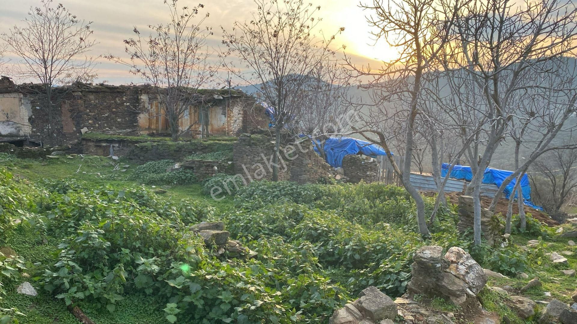 İzmir Bayındır Karahayıt Satılık 2+1 Müstakil Ev Ve Arsası