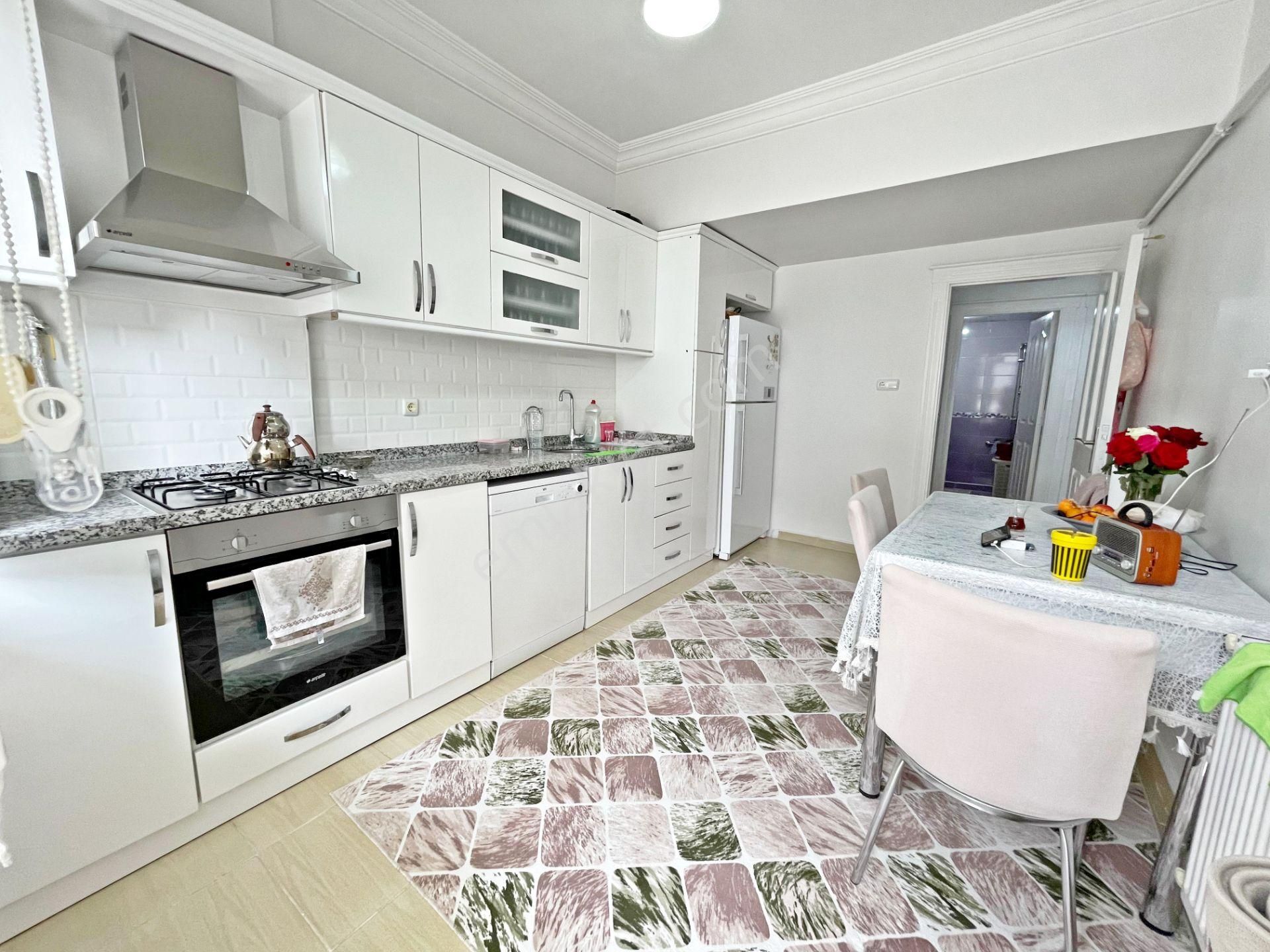 Merveşehir Çiçek Plaza Çevresi Önü Açık Az Katlı Çift Balkonlu 3+1 Daire - Görsel 2