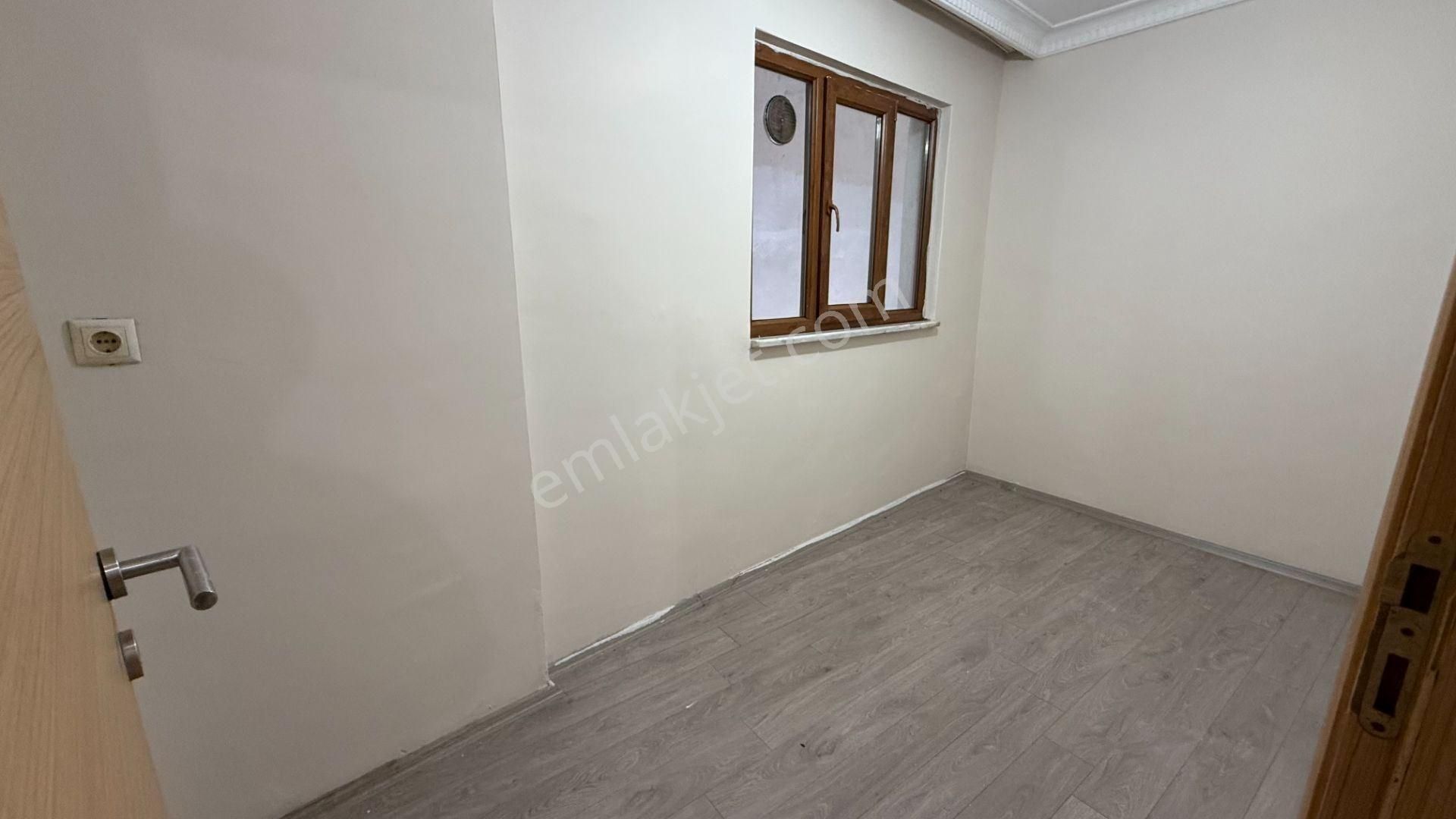 Emlak Uzmanı'ndan Zeytinburnu Yendioğan'da Cadde Üzeri 13 Yıllık Asansörlü Bodrum Daire - Görsel 4