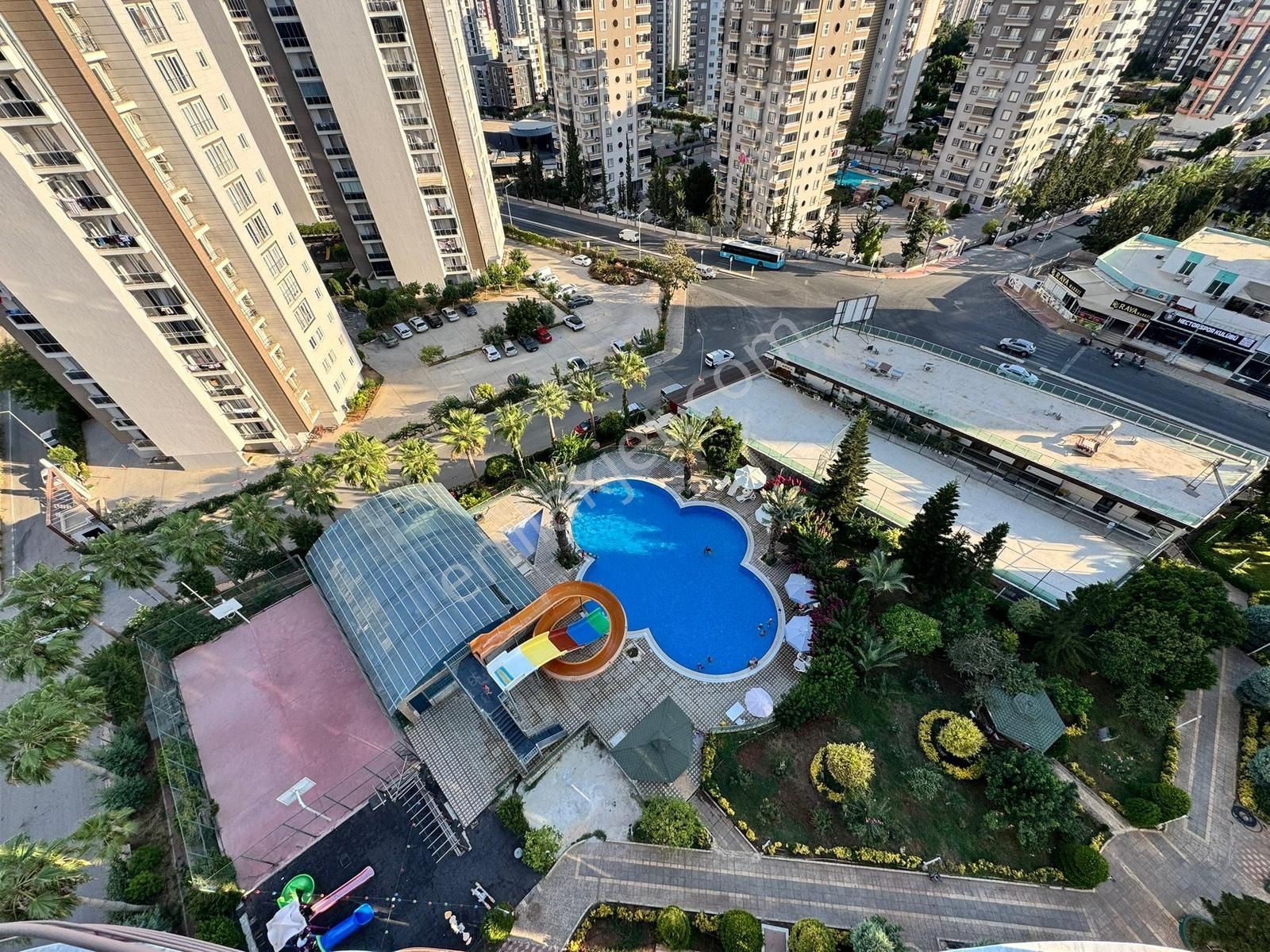 Merkez Mah.gen.otr.site İçi Havuzlu Lüks Satılık 2+1 Daire