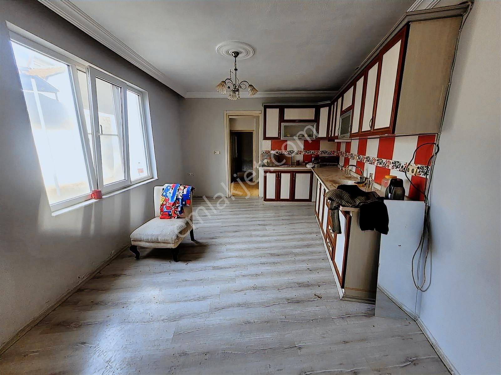 Havran Merkezde Geniş İki Katlı Müstakil Ev - Görsel 10