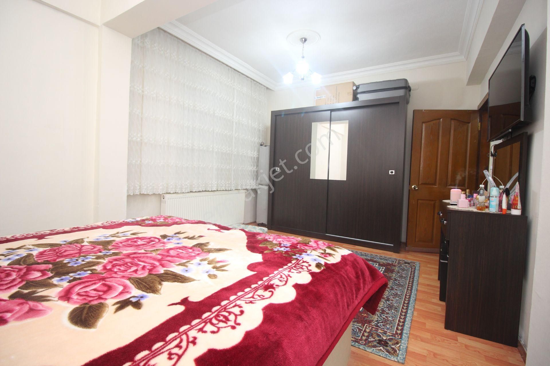 Emre Emlak'tan Alsancak'da Muhteşem Konumda Ön Cephe Satılık 2+1 Daire - Görsel 11