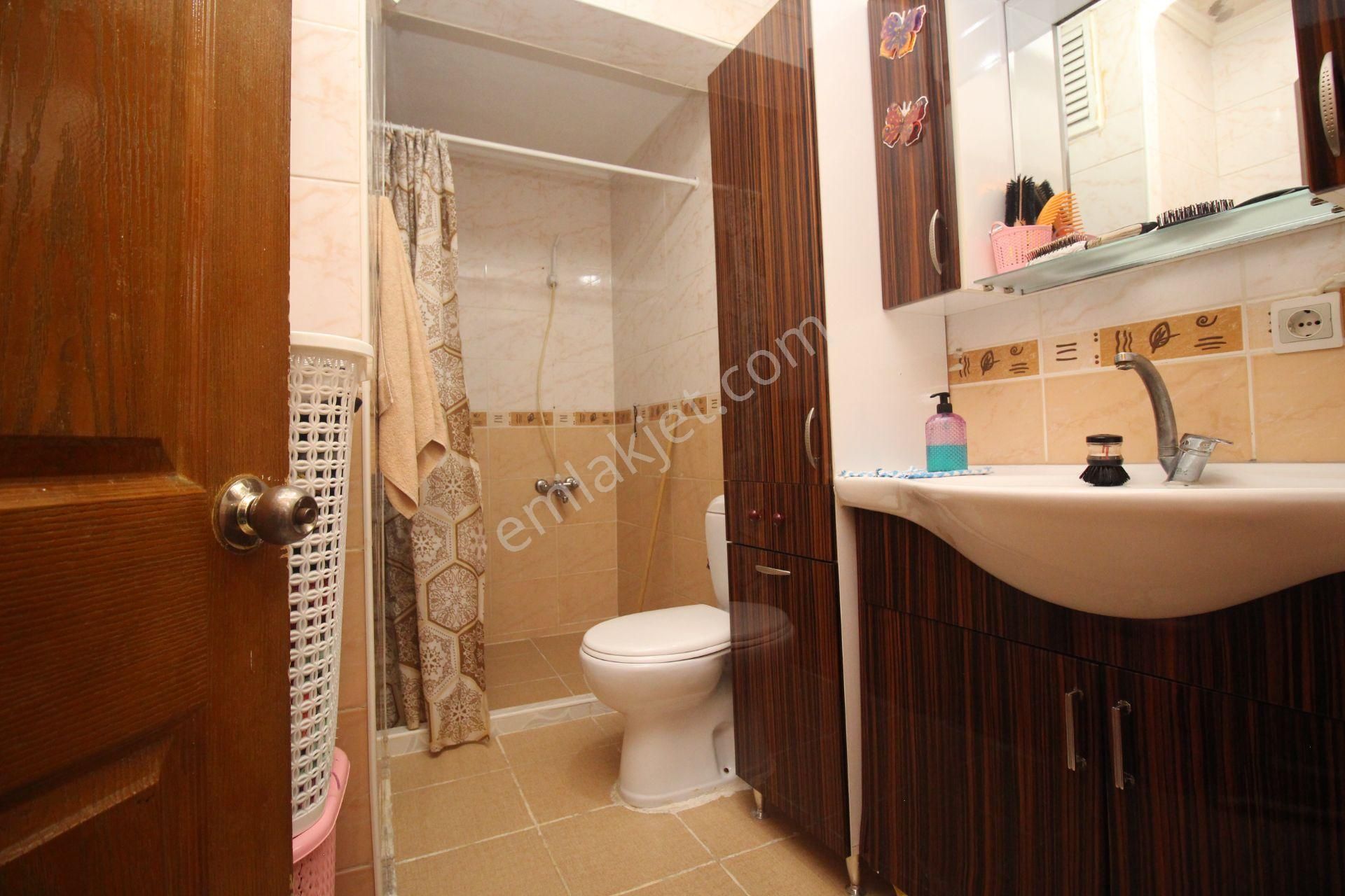 Emre Emlak'tan Alsancak'da Muhteşem Konumda Ön Cephe Satılık 2+1 Daire - Görsel 15