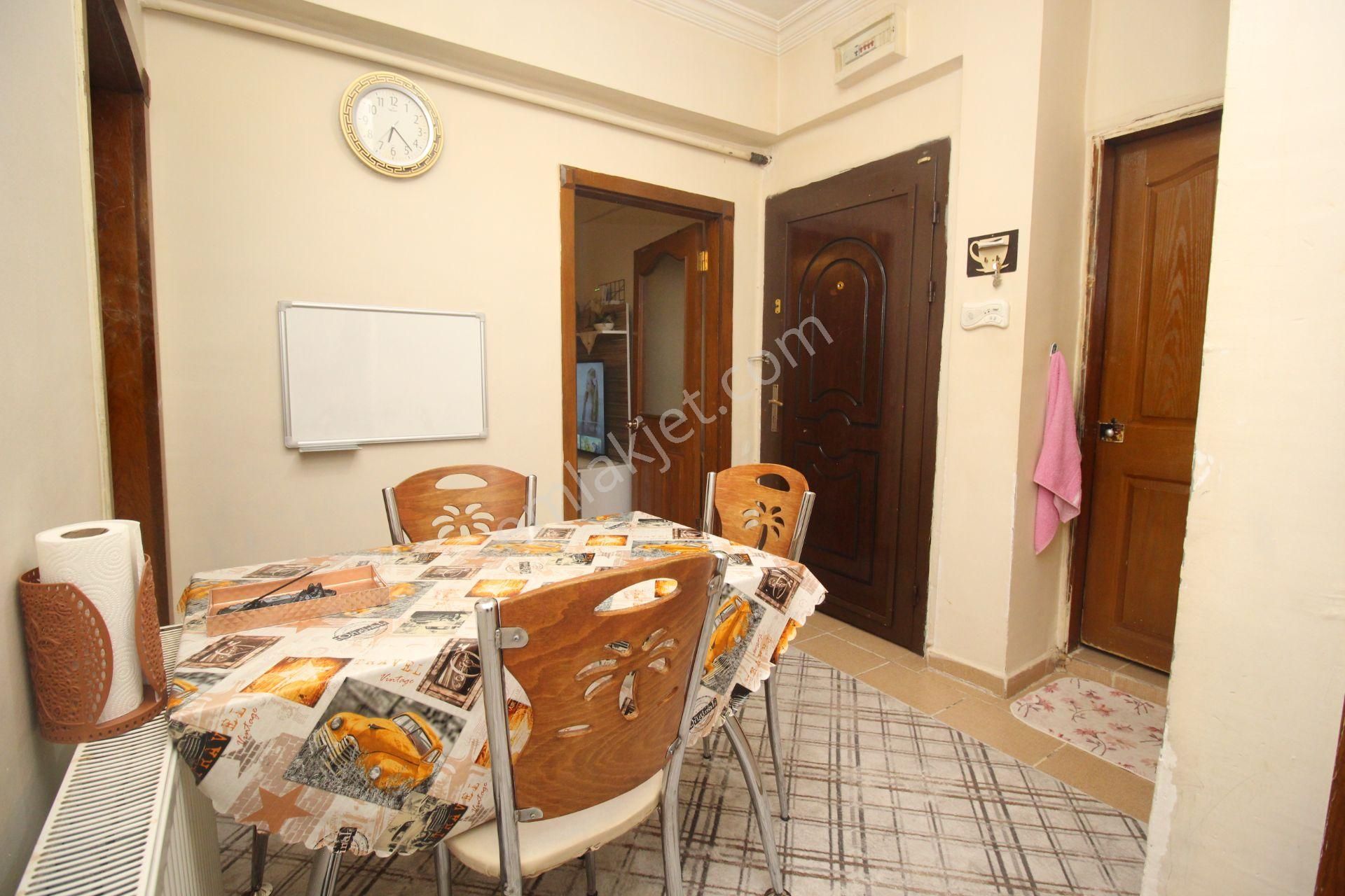 Emre Emlak'tan Alsancak'da Muhteşem Konumda Ön Cephe Satılık 2+1 Daire - Görsel 16