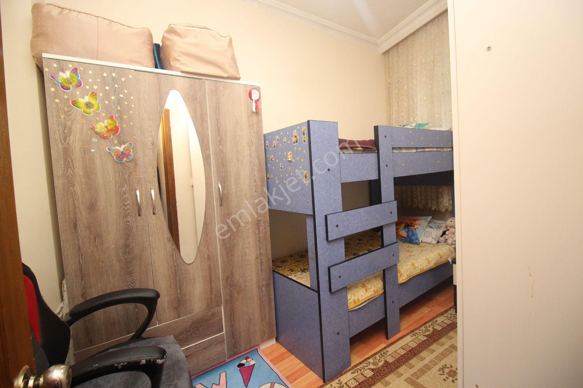 Emre Emlak'tan Alsancak'da Muhteşem Konumda Ön Cephe Satılık 2+1 Daire - Görsel 13