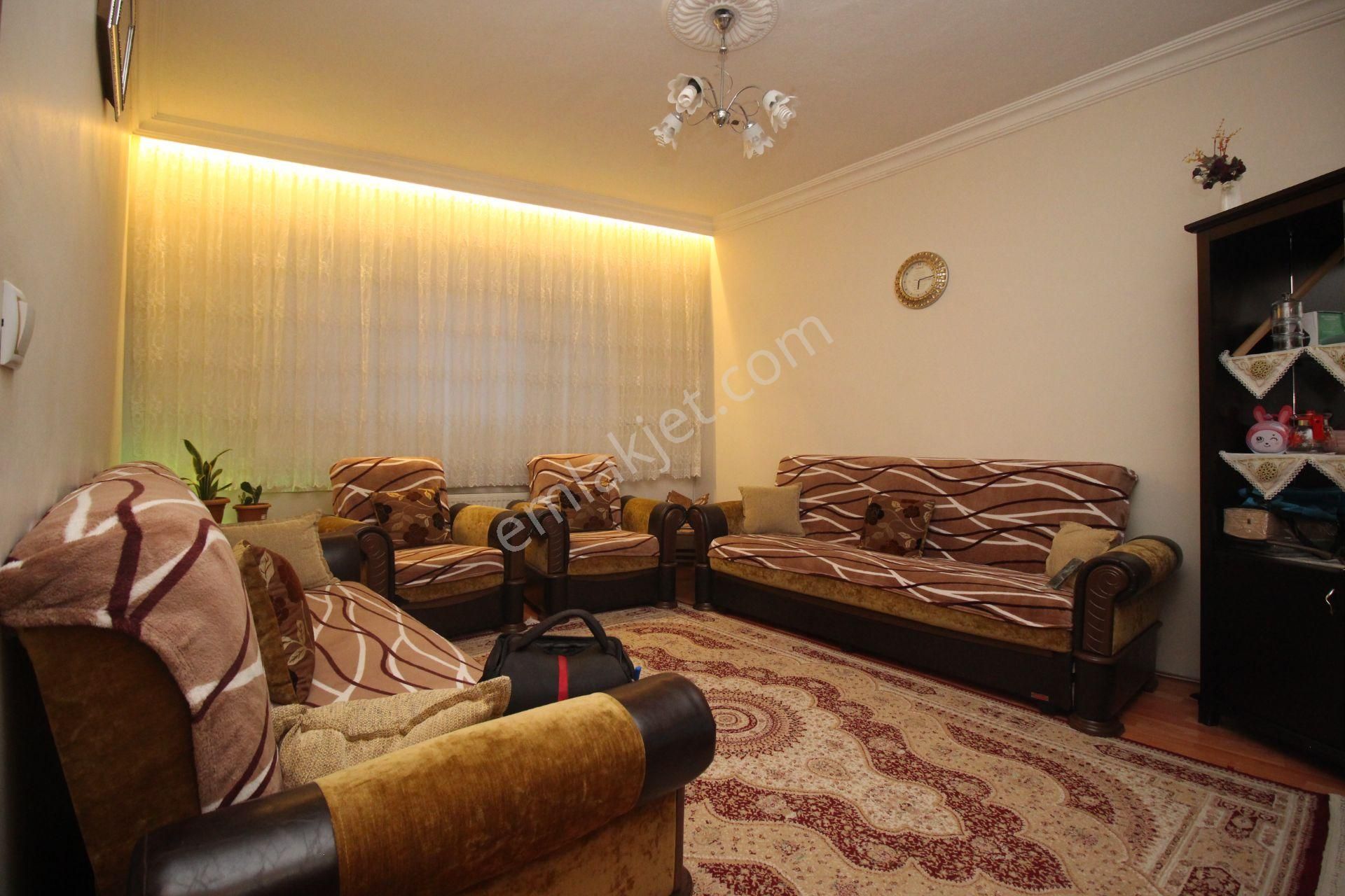 Emre Emlak'tan Alsancak'da Muhteşem Konumda Ön Cephe Satılık 2+1 Daire