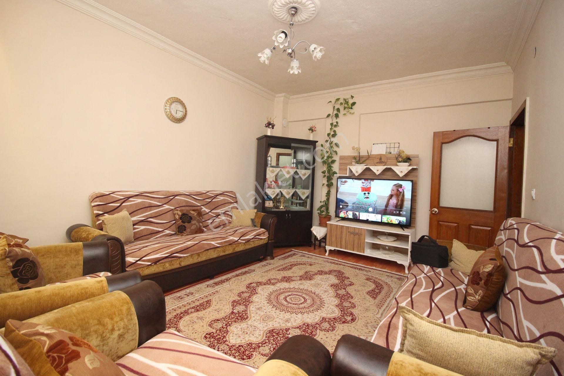 Emre Emlak'tan Alsancak'da Muhteşem Konumda Ön Cephe Satılık 2+1 Daire - Görsel 5